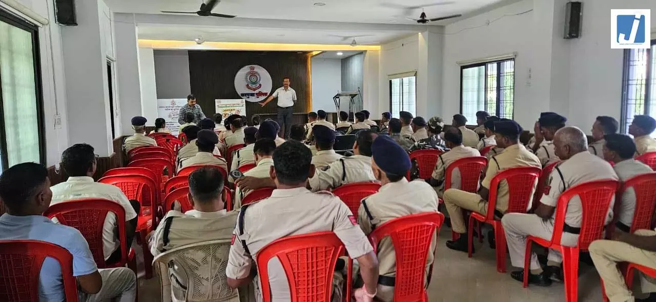 छत्तीसगढ़ पुलिस के आह्वान पर सरगुजा पुलिस द्वारा साइबर जागृति अभियान का आयोजन छत्तीसगढ़ पुलिस के आह्वान पर सरगुजा पुलिस द्वारा साइबर जागृति अभियान का आयोजन