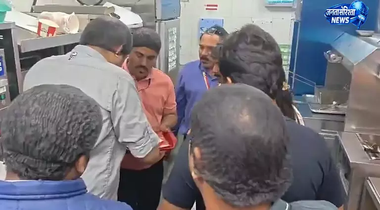 बदबूदार चिकन की शिकायत पर KFC आउटलेट सस्पेंड, फूड सेफ्टी अधिकारियों ने लिए सैंपल बदबूदार चिकन की शिकायत पर KFC आउटलेट सस्पेंड, फूड सेफ्टी अधिकारियों ने लिए सैंपल