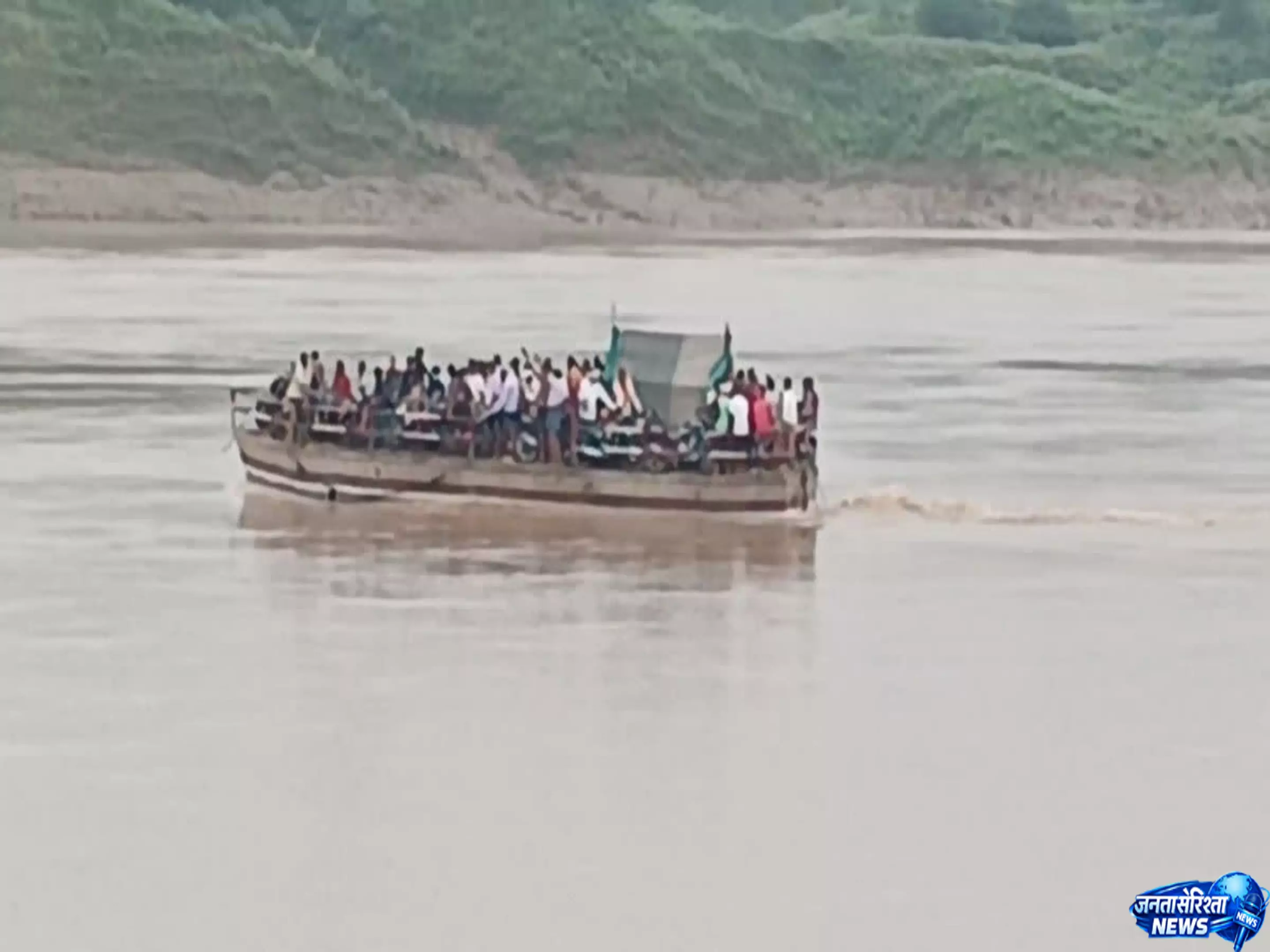 नदी के बीच बंद हुआ स्टीमर मची चीख पुकार नदी के बीच बंद हुआ स्टीमर मची चीख पुकार