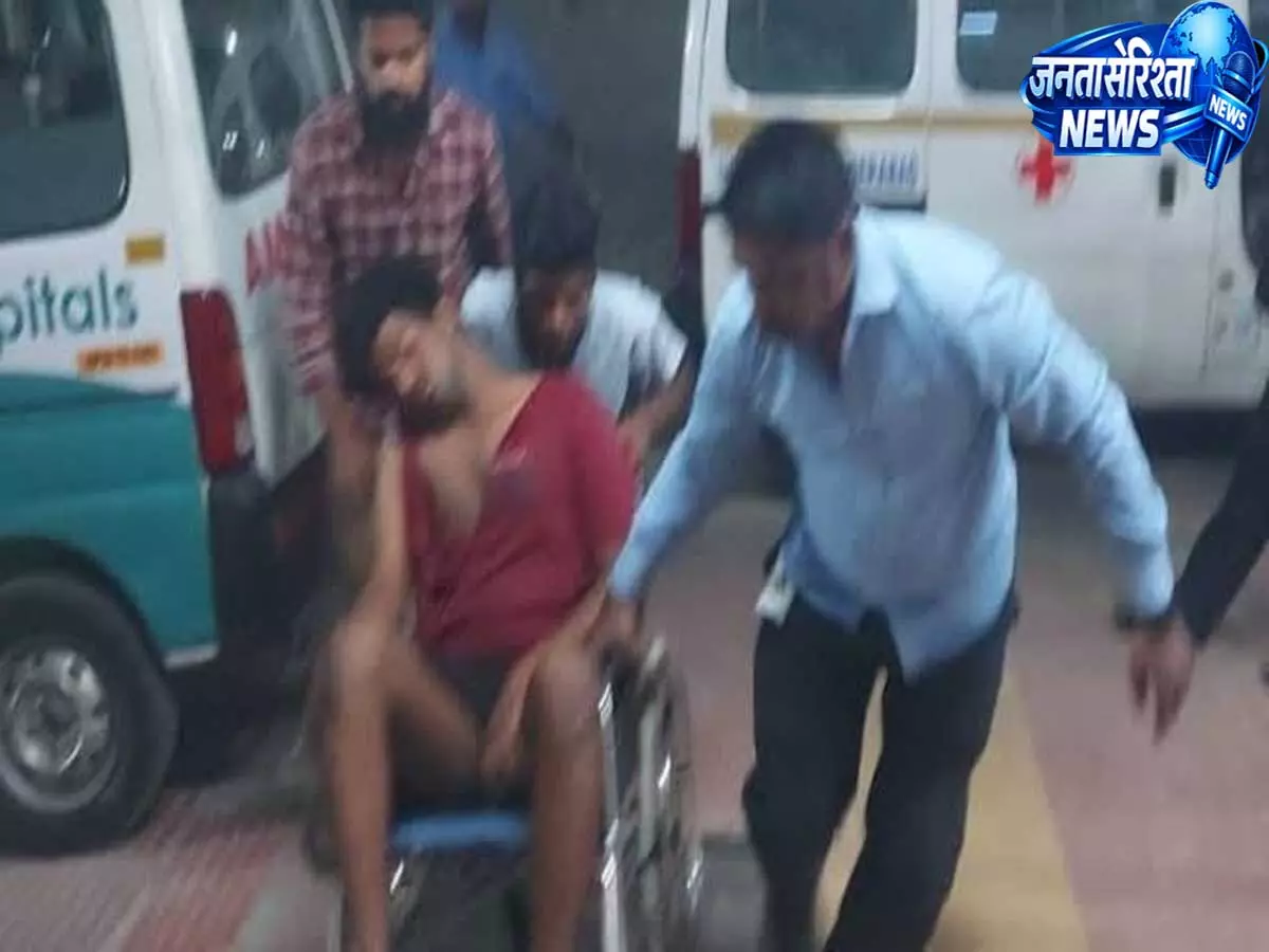 चुराईबाड़ी स्कूल में SFI-ABVP समर्थकों में झड़प छह छात्र घायल चुराईबाड़ी स्कूल में SFI-ABVP समर्थकों में झड़प छह छात्र घायल