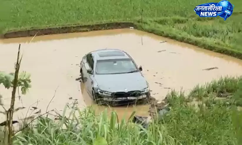 केरल में BMW कार पुल के पास खेत में गिरी, शादी समारोह में जा रहा परिवार हादसे का शिकार केरल में BMW कार पुल के पास खेत में गिरी, शादी समारोह में जा रहा परिवार हादसे का शिकार