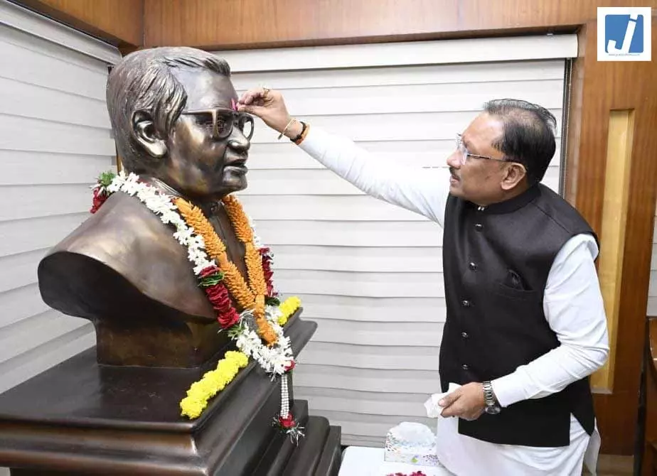 मुख्यमंत्री विष्णु देव साय ने अटल बिहारी वाजपेयी की पुण्यतिथि पर किया नमन मुख्यमंत्री विष्णु देव साय ने अटल बिहारी वाजपेयी की पुण्यतिथि पर किया नमन