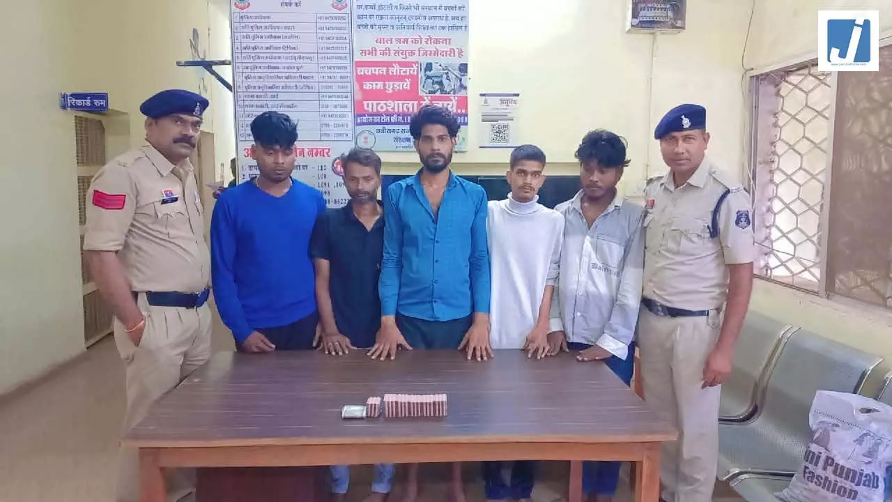 दुर्ग में नशीली टेबलेट का कारोबार, 5 गिरफ्तार, 1065 प्रतिबंधित नशीली टेबलेट जप्त दुर्ग में नशीली टेबलेट का कारोबार, 5 गिरफ्तार, 1065 प्रतिबंधित नशीली टेबलेट जप्त