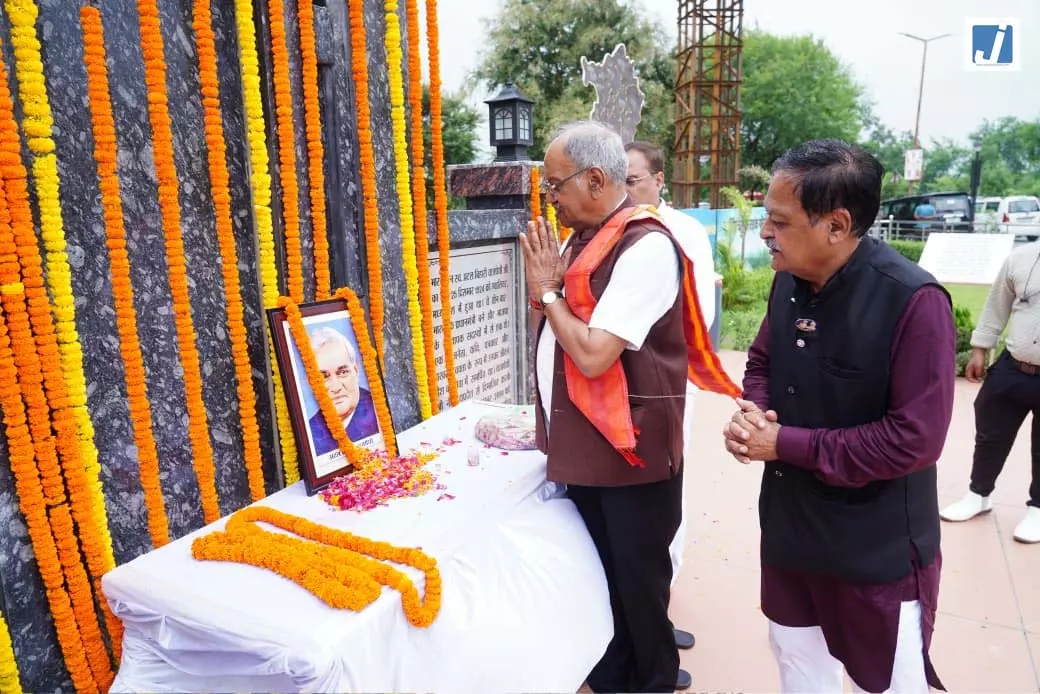 अटल बिहारी वाजपेयी को सांसद बृजमोहन अग्रवाल ने दी श्रद्धांजलि अटल बिहारी वाजपेयी को सांसद बृजमोहन अग्रवाल ने दी श्रद्धांजलि