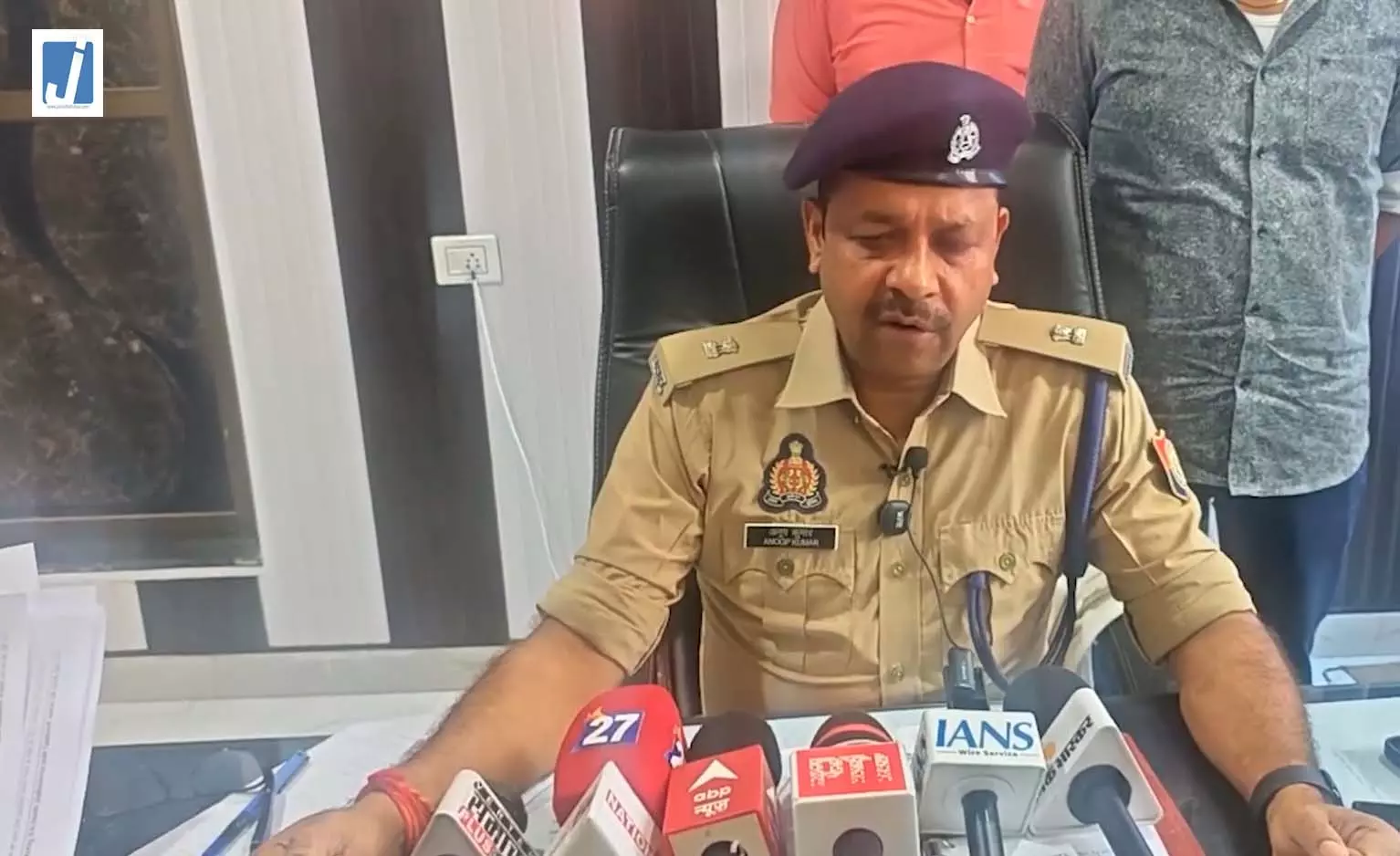 मऊ में सब्जी विक्रेता से मारपीट के बाद विवाद, पुलिस जांच में जुटी मऊ में सब्जी विक्रेता से मारपीट के बाद विवाद, पुलिस जांच में जुटी