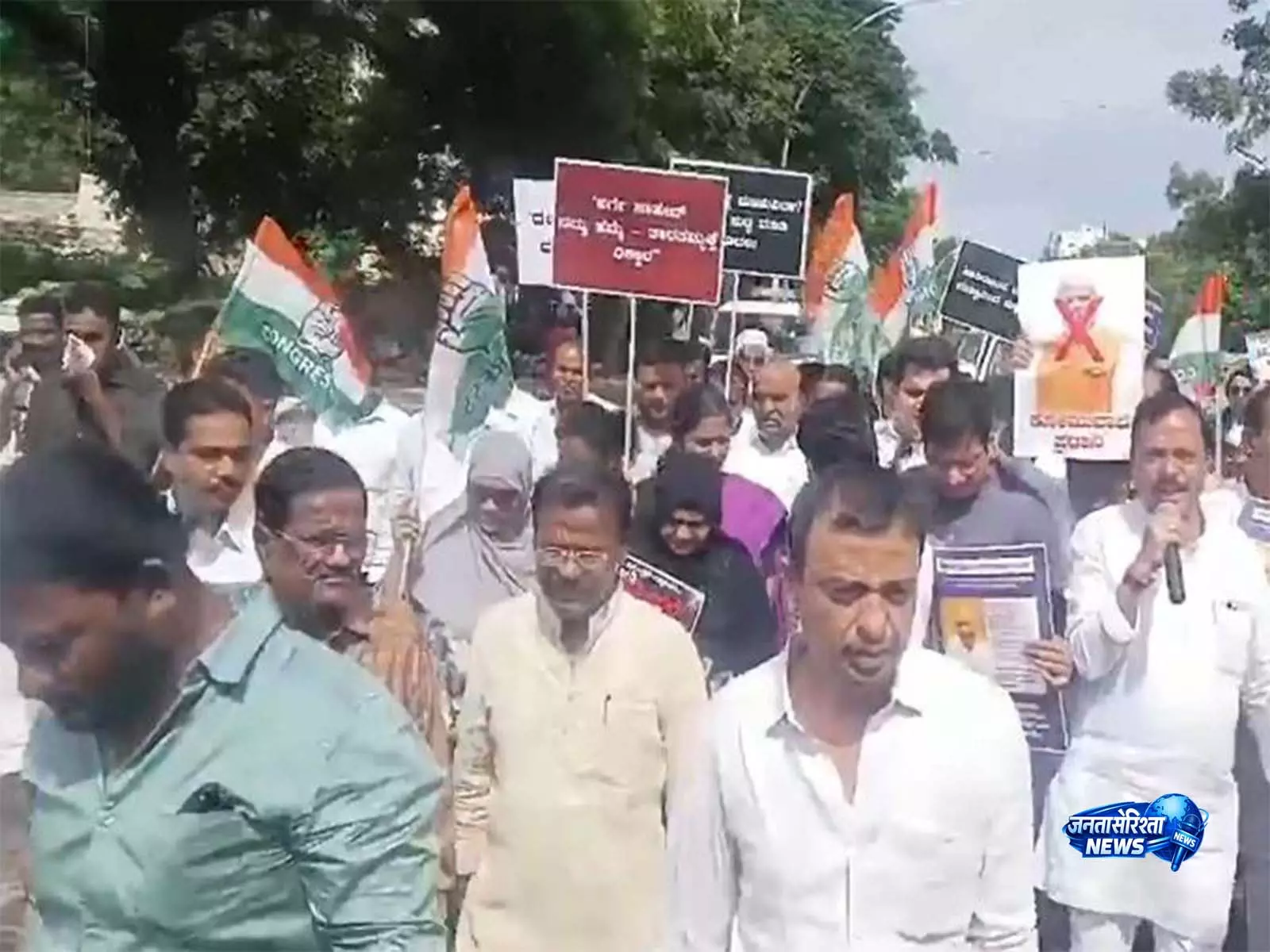 खड़गे की रैली स्थल के ‘शुद्धिकरण’ पर कांग्रेस का प्रदर्शन खड़गे की रैली स्थल के ‘शुद्धिकरण’ पर कांग्रेस का प्रदर्शन