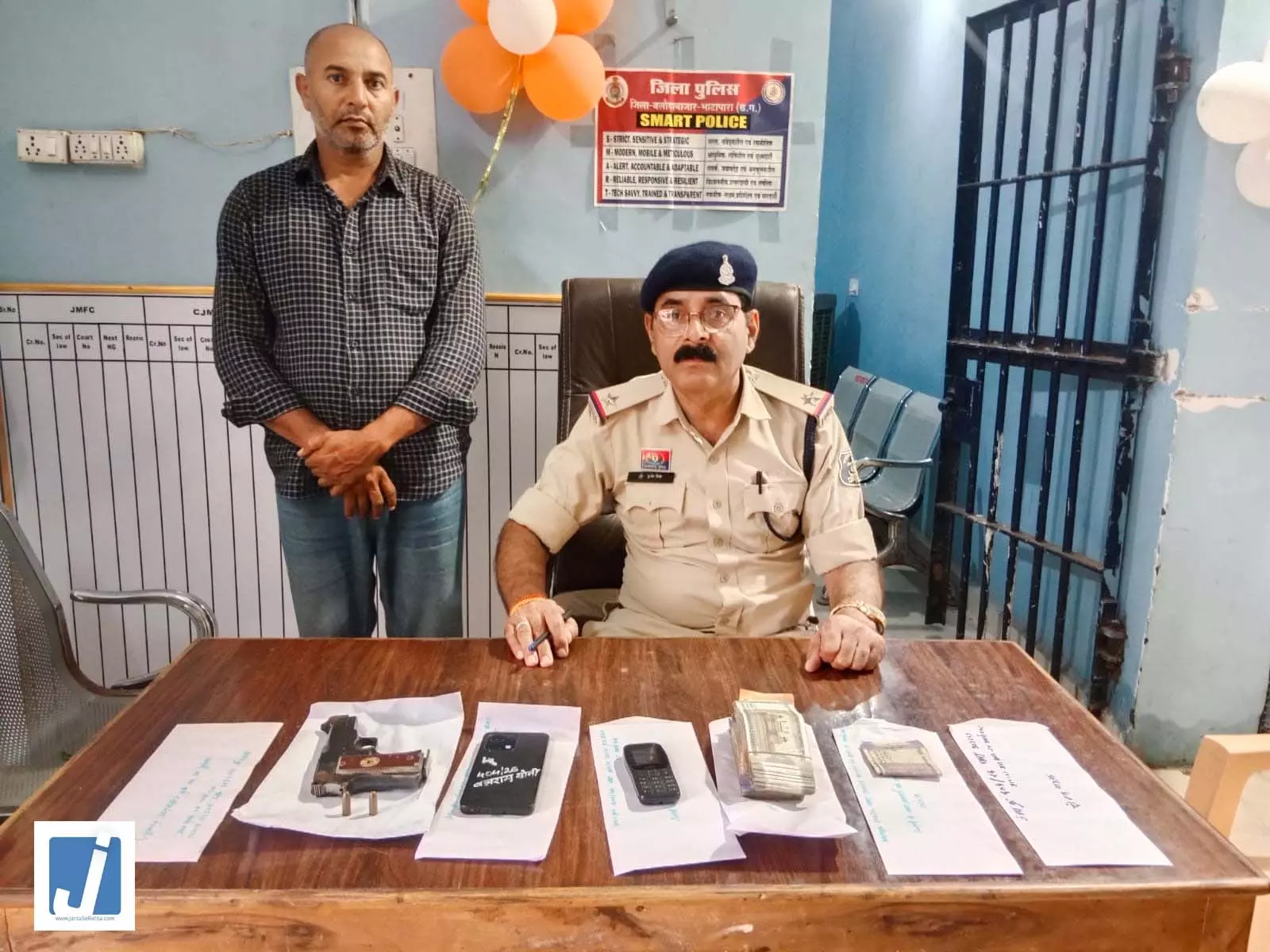 12 लाख की ज्वेलरी लूट का फरार अंतरराज्यीय बदमाश गिरफ्तार 12 लाख की ज्वेलरी लूट का फरार अंतरराज्यीय बदमाश गिरफ्तार