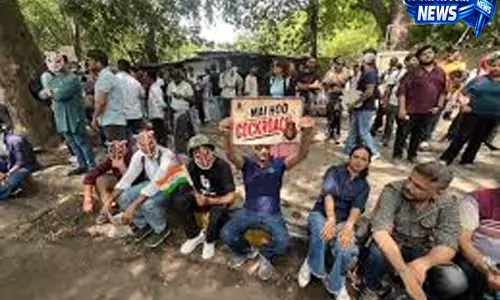आदित्य वर्ल्ड सिटी में सुविधाओं को लेकर हंगामा निवासियों ने घेरा मेंटेनेंस ऑफिस