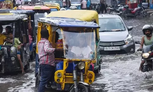 लखनऊ में सीजन की सबसे ज्यादा बारिश, जलभराव से घर-दुकानें डूबीं लखनऊ में सीजन की सबसे ज्यादा बारिश, जलभराव से घर-दुकानें डूबीं