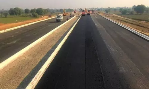 लखनऊ-कानपुर एक्सप्रेसवे पर फिर धंसी सड़क, निर्माण गुणवत्ता पर उठे सवाल