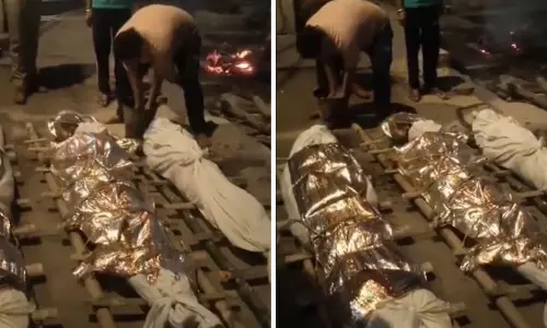 वाराणसी में फैमिली ट्रिप के दौरान कारोबारी की मौत, होटल में पत्नी-बेटे के भी मिले शव वाराणसी में फैमिली ट्रिप के दौरान कारोबारी की मौत, होटल में पत्नी-बेटे के भी मिले शव