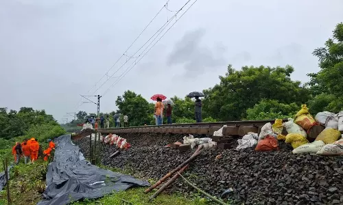 ओडिशा में 50 मीटर रेलवे ट्रैक धंसा ओडिशा में 50 मीटर रेलवे ट्रैक धंसा