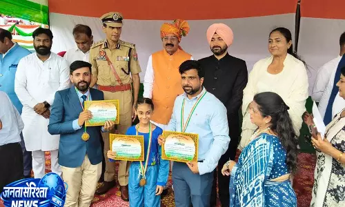 Jalandhar स्वतंत्रता दिवस पर हरनाज़ कौर को सम्मान Jalandhar स्वतंत्रता दिवस पर हरनाज़ कौर को सम्मान
