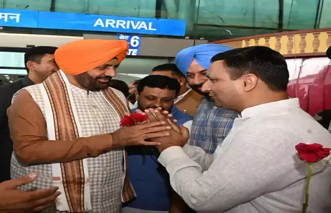 Chandigarh: नशा बेचने वालों के खिलाफ सख्त कार्रवाई का दावा, नायब सैनी ने पंजाब में कही बड़ी बात Chandigarh: नशा बेचने वालों के खिलाफ सख्त कार्रवाई का दावा, नायब सैनी ने पंजाब में कही बड़ी बात