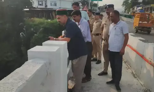 Dharamshala: खोली खड्ड में बहे अज्ञात व्यक्ति की तलाश जारी, विधायक ने मौके का जायजा लिया Dharamshala: खोली खड्ड में बहे अज्ञात व्यक्ति की तलाश जारी, विधायक ने मौके का जायजा लिया