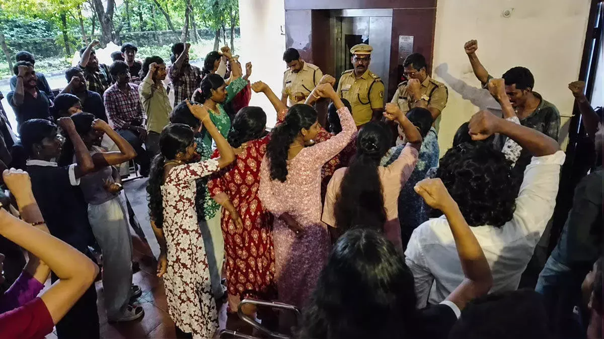 कलाडी यूनिवर्सिटी में हंगामा: VC से अभद्रता पर SFI के 4 छात्र गिरफ्तार
