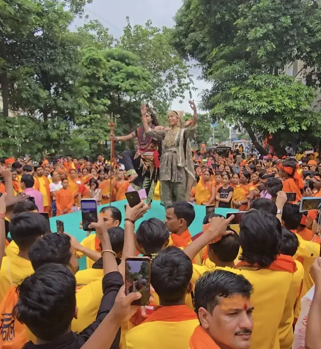 Surat: 5 हजार से ज्यादा श्रद्धालुओं ने निकाली कांवड़ यात्रा, शिवभक्ति से सराबोर हुआ सूरत