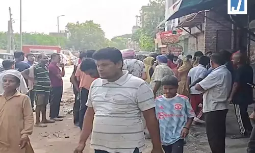 ई-रिक्शा की बैटरी में विस्फोट से गोदाम में आग, दो की मौत