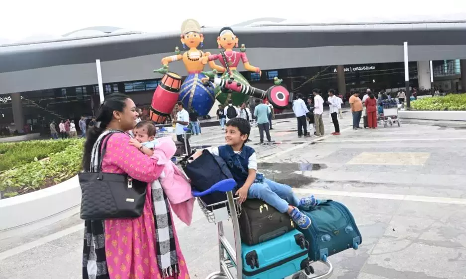 Andhra: भोगपुरम एयरपोर्ट पर पहली फ़्लाइट उतरी, यात्रियों का स्वागत एटिकोप्पाका खिलौनों से किया गया