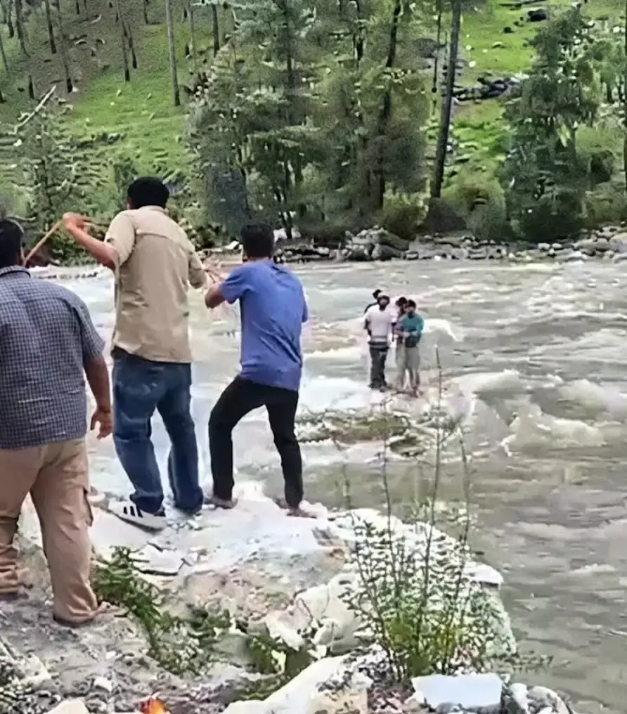 Kullu: नदी के बीच फंसे तीन पर्यटकों में मची अफरा-तफरी, रेस्क्यू कर सुरक्षित निकाला