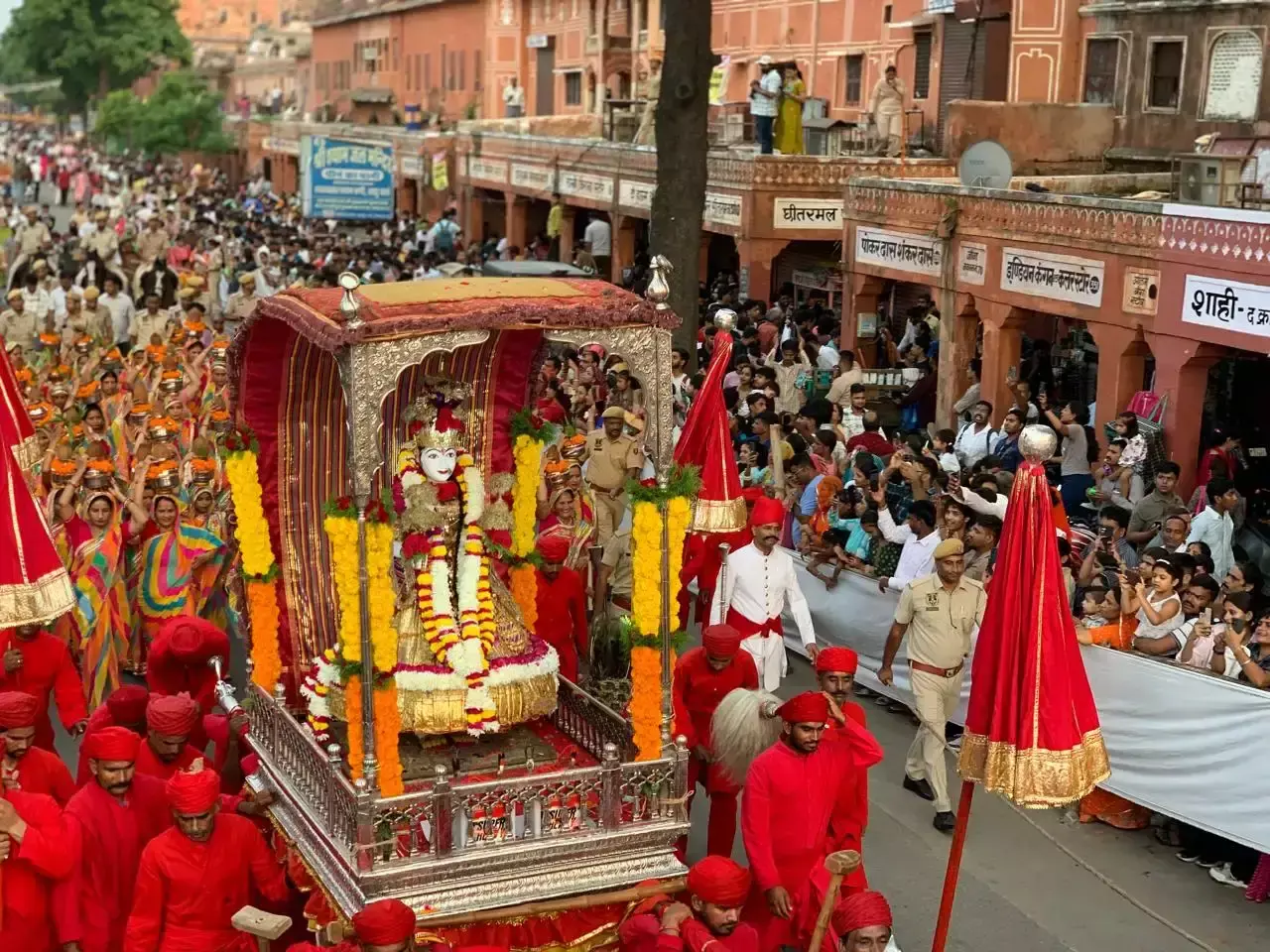 Jaipur: शाही सवारी में दिखी लोक संस्कृति की छटा, बूढ़ी तीज माता के जयकारों से गूंजा शहर