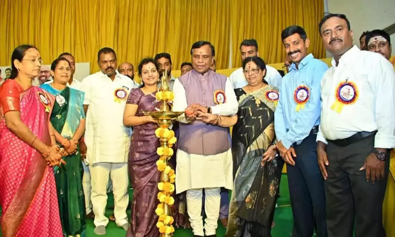 निज़ामाबाद विधायक धनपाल सूर्यनारायण ने प्रतिज्ञा की निज़ामाबाद विधायक धनपाल सूर्यनारायण ने प्रतिज्ञा की
