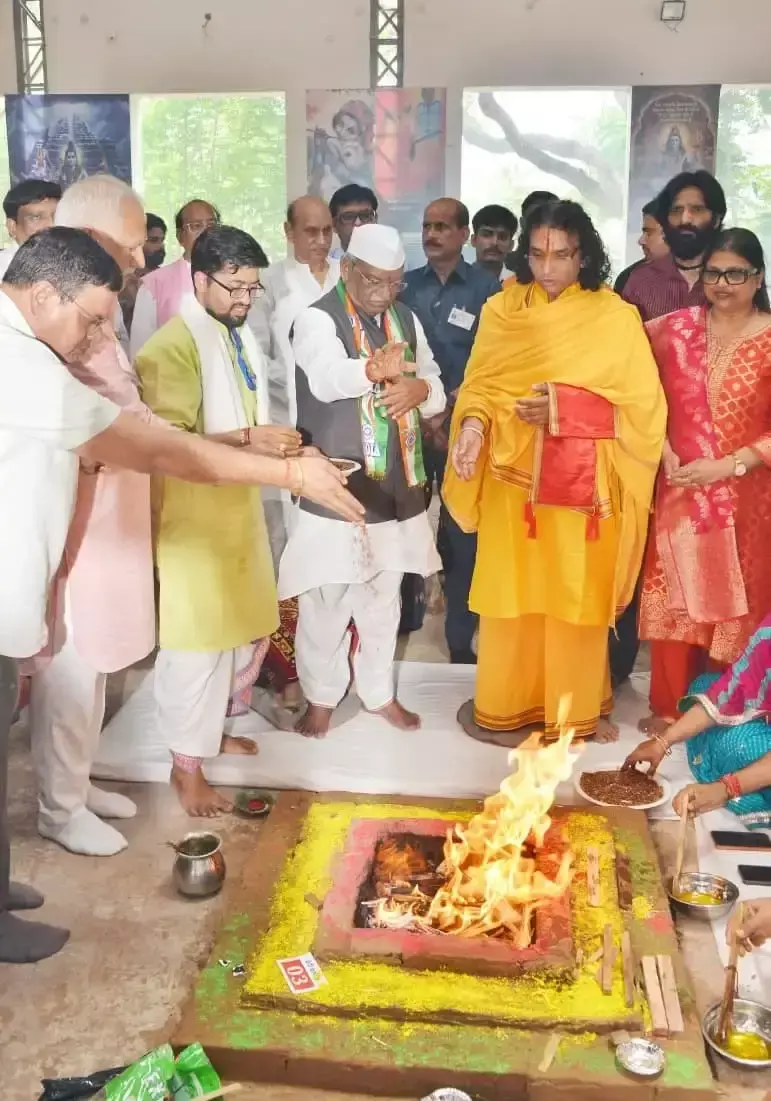 Jaipur: पार्थिव शिवपूजन और गौसेवा में शामिल हुए राज्यपाल, महारुद्र महायज्ञ में दिखी आस्था Jaipur: पार्थिव शिवपूजन और गौसेवा में शामिल हुए राज्यपाल, महारुद्र महायज्ञ में दिखी आस्था