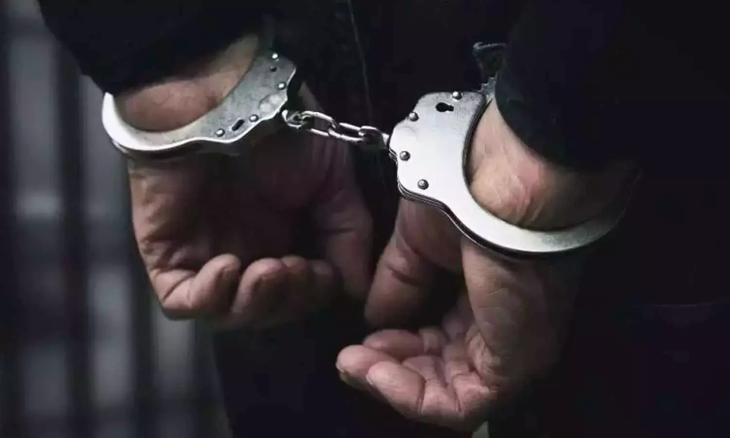 नकली पंचलोह लक्ष्मी मूर्ति बेचने के आरोप में छह लोग गिरफ्तार नकली पंचलोह लक्ष्मी मूर्ति बेचने के आरोप में छह लोग गिरफ्तार