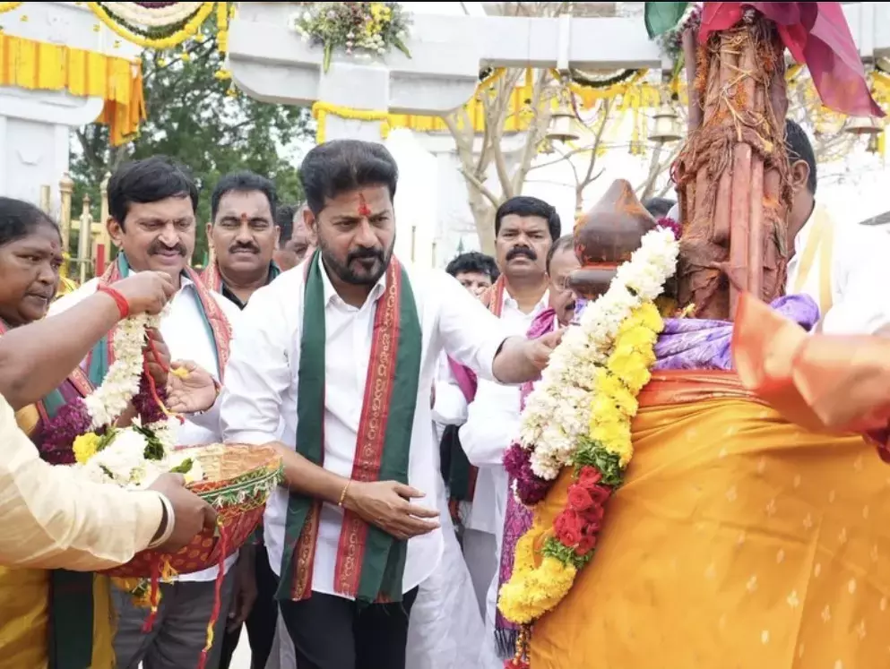Telangana: रेवंत ने मेदाराम में पूजा-अर्चना की और कल्याणकारी योजनाओं की शुरुआत की Telangana: रेवंत ने मेदाराम में पूजा-अर्चना की और कल्याणकारी योजनाओं की शुरुआत की