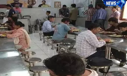 कच्ची रोटी और कूड़े की दुर्गंध से बदहाल हुई दिल्ली की अटल कैंटीन