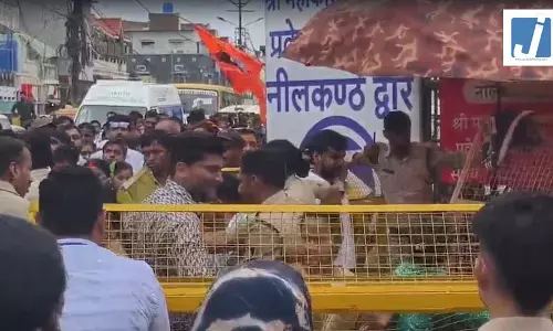 उज्जैन से बड़ी खबर, मंदिर परिसर में भगदड़ जैसे हालात, VIDEO