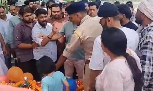 धर्मशाला हादसे में घायल की मौत, परिजनों का प्रदर्शन
