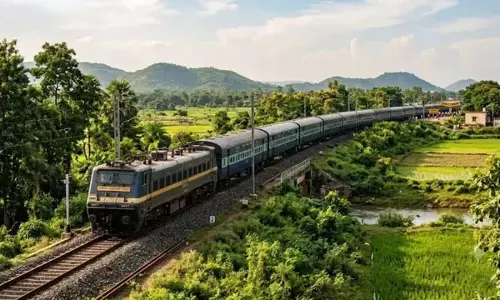 ट्रैक पर भेड़िया फंसने से बेपटरी हुई सावन स्पेशल, दो दिन बाद भी रेल परिचालन प्रभावित ट्रैक पर भेड़िया फंसने से बेपटरी हुई सावन स्पेशल, दो दिन बाद भी रेल परिचालन प्रभावित