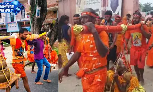 मां और नानी को कांवड़ में बैठाकर निकले दो बेटे, लोगों को आई श्रवण कुमार की याद