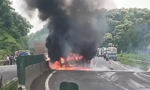 Jabalpur: कंटेनर में आग लगने से हाईवे पर मची अफरा-तफरी, धमाकों से दहशत