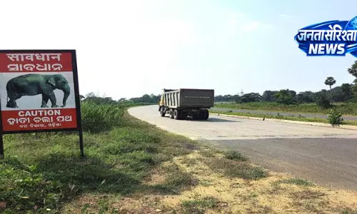 केंद्रपाड़ा में NH-53 का हिस्सा धंसा केंद्रपाड़ा में NH-53 का हिस्सा धंसा