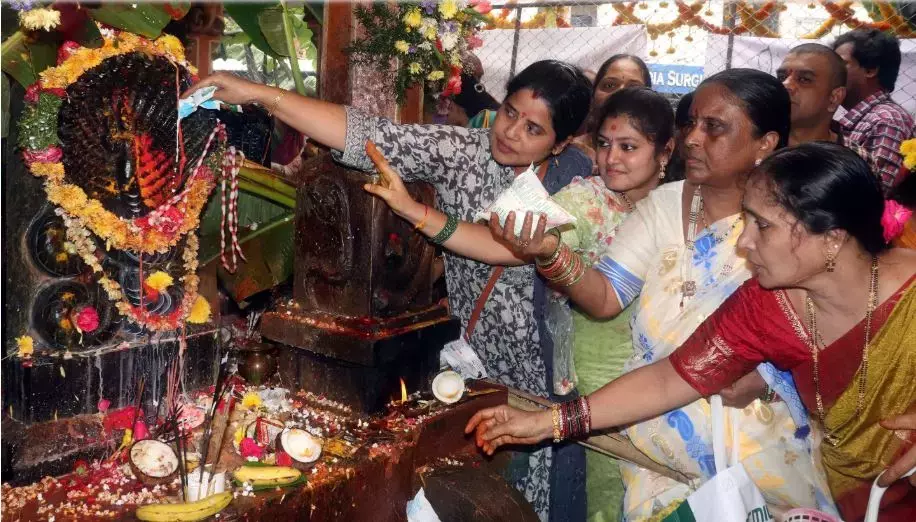 Telangana: नागुला पंचमी पर हैदराबाद में बड़ी संख्या में श्रद्धालु उमड़े