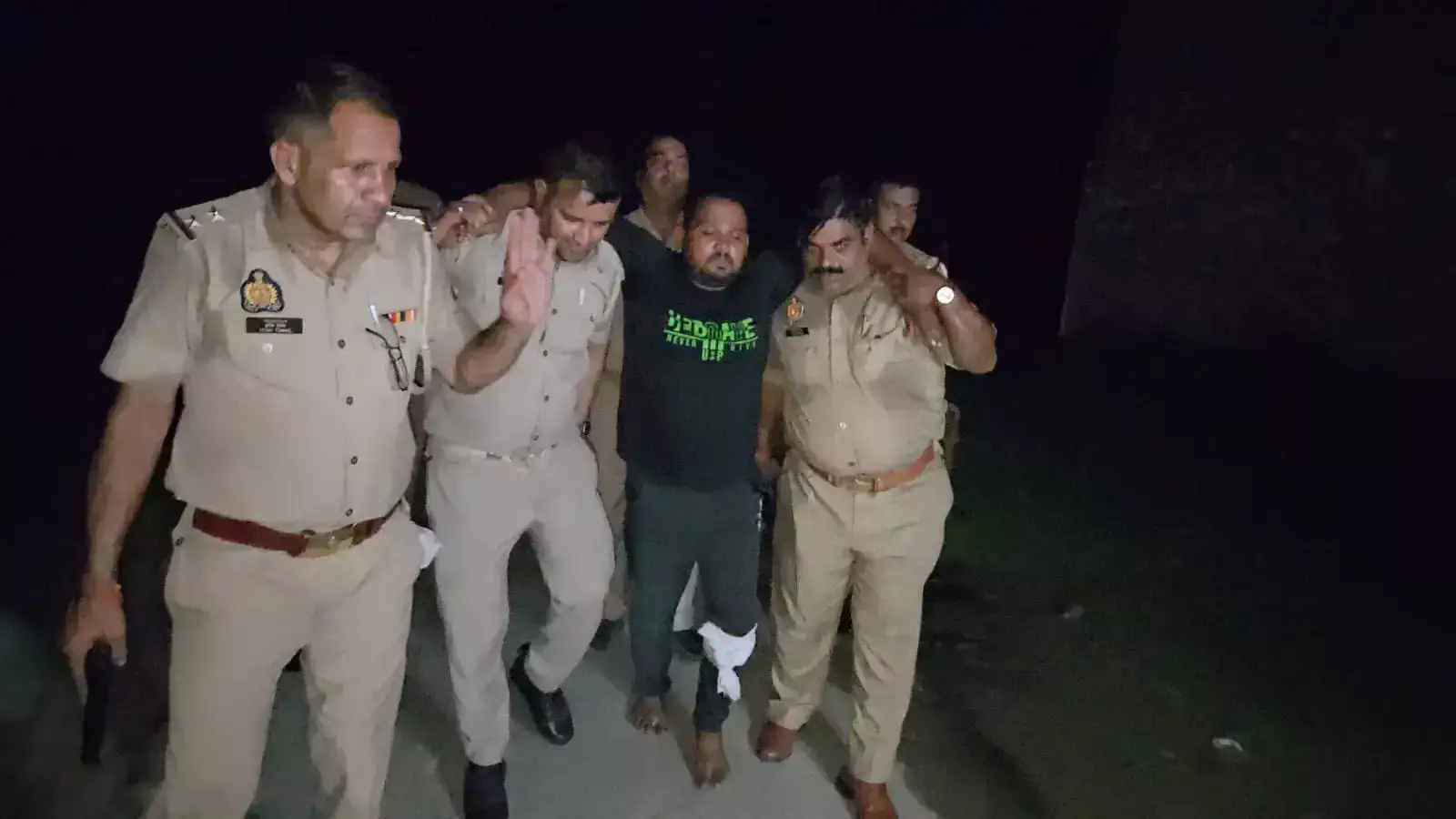Shahjahanpur: मुठभेड़ में पुलिस की गोली से घायल हुआ 10 हजार का इनामी बदमाश