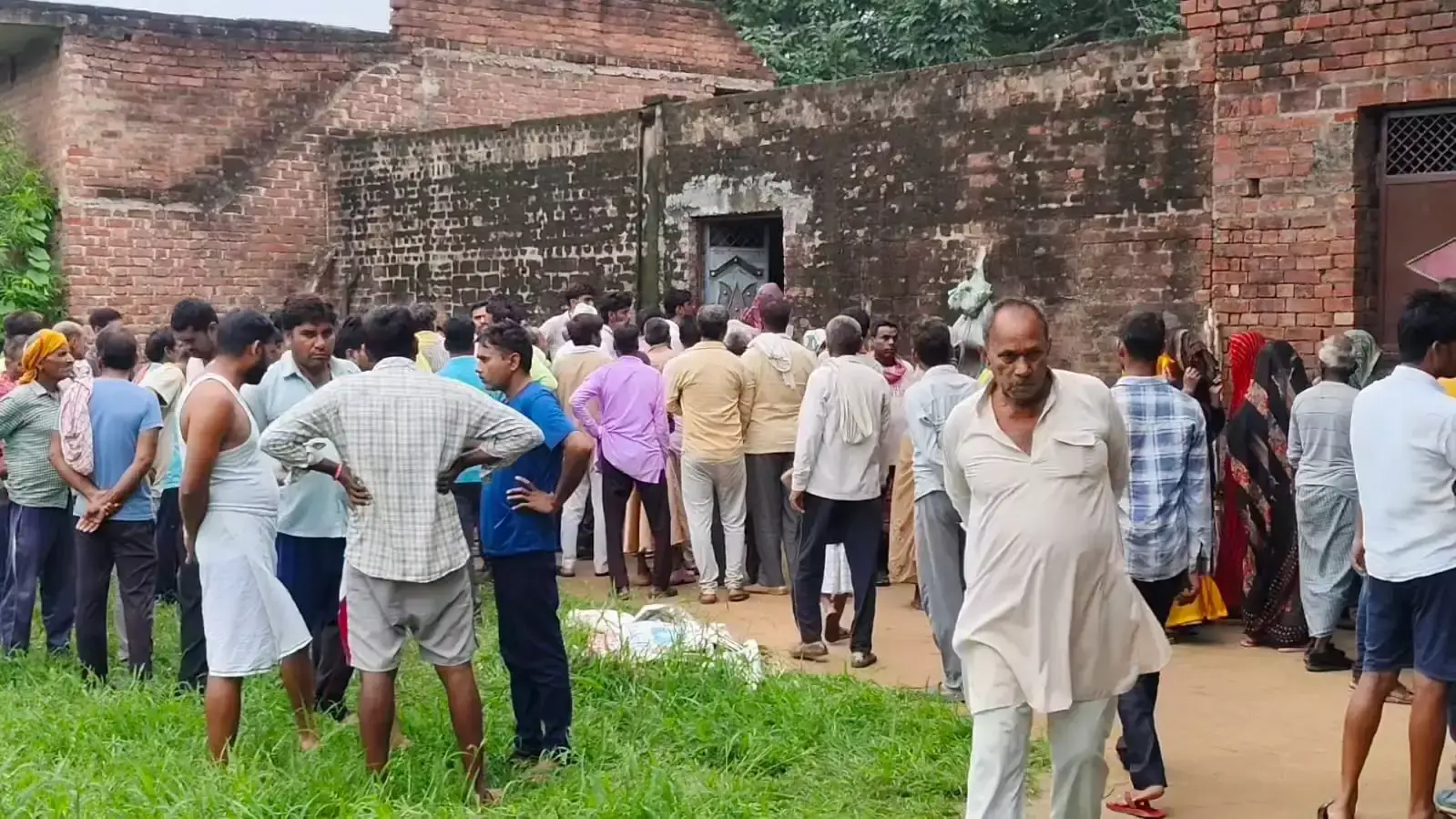 Etawah: इटावा में डबल मर्डर से मचा हड़कंप, मां-बेटी की गला रेतकर हत्या