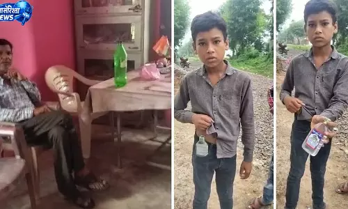 सरकारी शिक्षक पर शराब पीने और छात्रों से मंगवाने का आरोप सरकारी शिक्षक पर शराब पीने और छात्रों से मंगवाने का आरोप