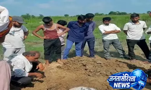 अंधविश्वास में कब्र से बाहर निकाला बच्चे का शव अंधविश्वास में कब्र से बाहर निकाला बच्चे का शव