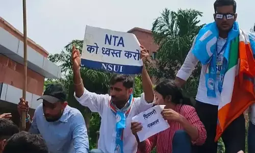 New Delhi: एनटीए को भंग करने की मांग, कार्यालय के बाहर एनएसयूआई कार्यकर्ताओं का प्रदर्शन New Delhi: एनटीए को भंग करने की मांग, कार्यालय के बाहर एनएसयूआई कार्यकर्ताओं का प्रदर्शन