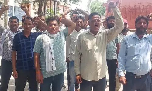 Kathua: चार महीने से वेतन का इंतजार, जलशक्ति विभाग के अस्थायी कर्मचारियों ने दी हड़ताल की चेतावनी Kathua: चार महीने से वेतन का इंतजार, जलशक्ति विभाग के अस्थायी कर्मचारियों ने दी हड़ताल की चेतावनी