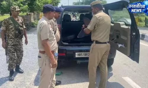इंटरस्टेट नाके पर पुलिस को देखकर भागा चालक, कार से मिली 19 पेटी शराब इंटरस्टेट नाके पर पुलिस को देखकर भागा चालक, कार से मिली 19 पेटी शराब
