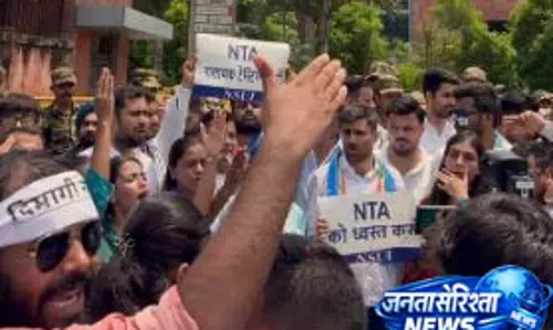 UGC-NET विवाद पर NTA दफ्तर के बाहर NSUI प्रदर्शन UGC-NET विवाद पर NTA दफ्तर के बाहर NSUI प्रदर्शन