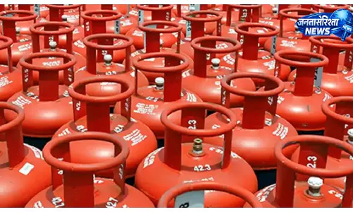 LPG सप्लाई संकट से निपटने की तैयारी, सरकार ने बनाया नया प्लान LPG सप्लाई संकट से निपटने की तैयारी, सरकार ने बनाया नया प्लान