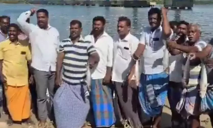 Tamil Nadu: कोसस्थलियार में बड़ी संख्या में मछलियों की मौत के खिलाफ मछुआरों का विरोध प्रदर्शन