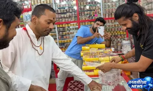 बाबा बैद्यनाथ के दरबार पहुंचे बिहार के स्वास्थ्य मंत्री निशांत कुमार, पूजा के बाद खरीदी लहठी