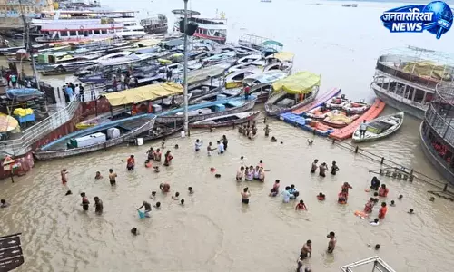 काशी में गंगा उफान पर, 20 सेंटीमीटर प्रति घंटे बढ़ रहा जलस्तर काशी में गंगा उफान पर, 20 सेंटीमीटर प्रति घंटे बढ़ रहा जलस्तर