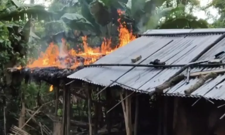 Assam: तिनसुकिया में रेप के आरोपी के घर में भीड़ ने आग लगाई Assam: तिनसुकिया में रेप के आरोपी के घर में भीड़ ने आग लगाई